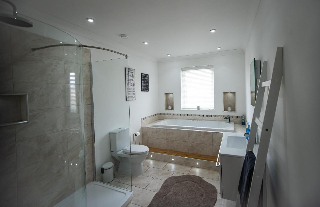 Charming 1Br Cottage With Garden, Spacious Rooms - Part Of Langley Serviced Apartments Several Properties In Wick Wick  Dış mekan fotoğraf
